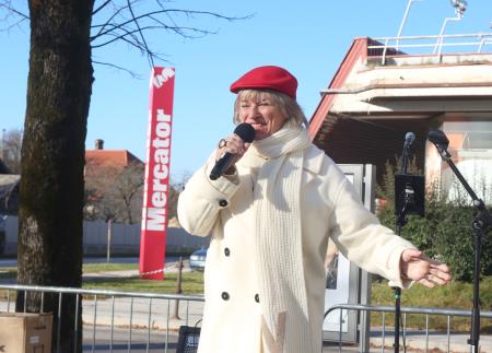 TRIJE DOBRI MOŽJE, ROMANA KRAJNČAN IN JELENI PRIREDITEV PRED KULTURNIM DOMOM 21 FOTO LJUBO VUKELIČ